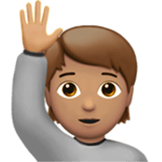 🙋🏽 Emoji Pessoa Levantando A Mão: Pele Morena na Apple iOS 17.4.
