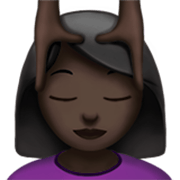 💆🏿‍♀️ Emoji Frau, die eine Kopfmassage bekommt: dunkle Hautfarbe Apple iOS 17.4.