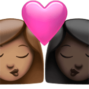 👩🏽‍❤️‍💋‍👩🏿 Emoji Beijo - Mulher: Pele Morena, Mulher: Pele Escura na Apple iOS 17.4.
