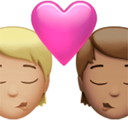 Emoji 🧑🏼‍❤️‍💋‍🧑🏽 Bacio Tra Coppia: persona, persona, Carnagione Abbastanza Chiara, Carnagione Olivastra su Apple iOS 17.4.