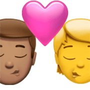 👨🏽‍❤️‍💋‍🧑 Emoji Beijo: Homem, Pessoa, Pele Morena, Sem tom de pele na Apple iOS 17.4.
