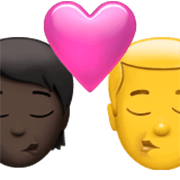 🧑🏿‍❤️‍💋‍👨 Emoji sich küssendes Paar: Person, Mannn, dunkle Hautfarbe, Kein Hautton Apple iOS 17.4.