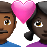 👨🏾‍❤️‍👩🏿 Emoji Casal Apaixonado - Homem: Pele Morena Escura, Mulher: Pele Escura na Apple iOS 17.4.