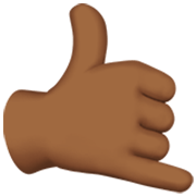 🤙🏾 Emoji Sinal «me Liga»: Pele Morena Escura na Apple iOS 17.4.