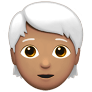 Emoji 🧑🏽‍🦳 Persona: Carnagione Olivastra E Capelli Bianchi su Apple iOS 17.4.