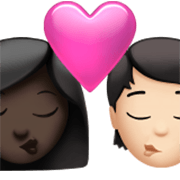 👩🏿‍❤️‍💋‍🧑🏻 Emoji sich küssendes Paar: Frau, Person, dunkle Hautfarbe, helle Hautfarbe Apple iOS 17.4.