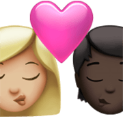 Emoji 👩🏼‍❤️‍💋‍🧑🏿 Bacio Tra Coppia: Donna, persona, Carnagione Abbastanza Chiara, Carnagione Scura su Apple iOS 17.4.
