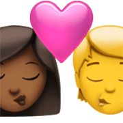 👩🏾‍❤️‍💋‍🧑 Emoji Beijo: Mulher, Pessoa, Pele Morena Escura, Sem tom de pele na Apple iOS 17.4.