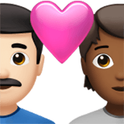 👨🏻‍❤️‍🧑🏾 Emoji Liebespaar: Mannn, Person, helle Hautfarbe, mitteldunkle Hautfarbe Apple iOS 17.4.
