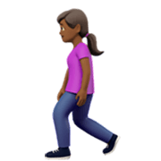 🚶🏾‍♀️ Emoji Mujer Caminando: Tono De Piel Oscuro Medio en Apple iOS 17.4.