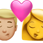 👨🏼‍❤️‍💋‍👩 Emoji Beso - Hombre: Tono De Piel Claro Medio, Mujer en Apple iOS 17.4.