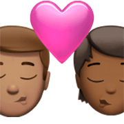 👨🏽‍❤️‍💋‍🧑🏾 Emoji Beijo: Homem, Pessoa, Pele Morena, Pele Morena Escura na Apple iOS 17.4.