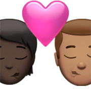 🧑🏿‍❤️‍💋‍👨🏽 Emoji Beso: Persona, Hombre, Tono De Piel Oscuro, Tono De Piel Medio en Apple iOS 17.4.