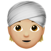 👳🏼 Emoji Persona Con Turbante: Tono De Piel Claro Medio en Apple iOS 17.4.
