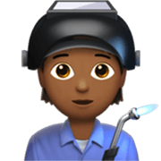 🧑🏾‍🏭 Emoji Fabrikarbeiter(in): mitteldunkle Hautfarbe Apple iOS 17.4.