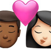 👨🏾‍❤️‍💋‍👩🏻 Emoji Beijo - Homem: Pele Morena Escura, Mulher: Pele Clara na Apple iOS 17.4.