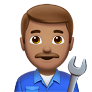 Emoji 👨🏽‍🔧 Meccanico Uomo: Carnagione Olivastra su Apple iOS 17.4.