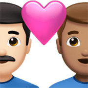 Emoji 👨🏻‍❤️‍👨🏽 Coppia Con Cuore - Uomo: Carnagione Chiara, Uomo: Carnagione Olivastra su Apple iOS 17.4.