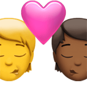 Emoji 🧑‍❤️‍💋‍🧑🏾 Bacio Tra Coppia: persona, persona, Nessun tono della pelle, Carnagione Abbastanza Scura su Apple iOS 17.4.