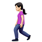 🚶🏻‍♀️ Emoji Mujer Caminando: Tono De Piel Claro en Apple iOS 17.4.