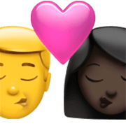 👨‍❤️‍💋‍👩🏿 Emoji Beso - Hombre, Mujer: Tono De Piel Oscuro en Apple iOS 17.4.