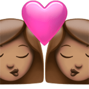 👩🏽‍❤️‍💋‍👩🏽 Emoji Beijo - Mulher: Pele Morena, Mulher: Pele Morena na Apple iOS 17.4.