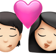 Emoji 🧑🏻‍❤️‍💋‍👩🏻 Bacio Tra Coppia: persona, Donna, Carnagione Chiara su Apple iOS 17.4.