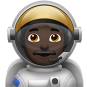 Emoji 👨🏿‍🚀 Astronauta Uomo: Carnagione Scura su Apple iOS 17.4.
