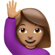 🙋🏽‍♀️ Emoji Frau mit erhobenem Arm: mittlere Hautfarbe Apple iOS 17.4.
