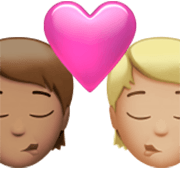 Emoji 🧑🏽‍❤️‍💋‍🧑🏼 Bacio Tra Coppia: persona, persona, Carnagione Olivastra, Carnagione Abbastanza Chiara su Apple iOS 17.4.