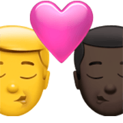 👨‍❤️‍💋‍👨🏿 Emoji Beso - Hombre, Hombre: Tono De Piel Oscuro en Apple iOS 17.4.