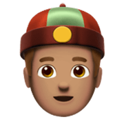 👲🏽 Emoji Homem De Boné: Pele Morena na Apple iOS 17.4.