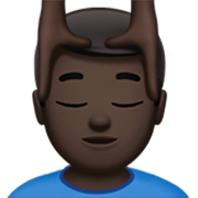 💆🏿‍♂️ Emoji Mann, der eine Kopfmassage bekommt: dunkle Hautfarbe Apple iOS 17.4.