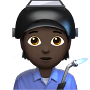🧑🏿‍🏭 Emoji Fabrikarbeiter(in): dunkle Hautfarbe Apple iOS 17.4.