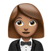 🤵🏽‍♀️ Emoji Mujer Con Esmoquin: Tono De Piel Medio en Apple iOS 17.4.