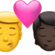 👨‍❤️‍💋‍🧑🏿 Emoji Beijo: Homem, Pessoa, Sem tom de pele, Pele Escura na Apple iOS 17.4.