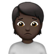 Émoji 🙍🏿 Personne Fronçant Les Sourcils : Peau Foncée sur Apple iOS 17.4.