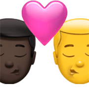 Emoji 👨🏿‍❤️‍💋‍👨 Bacio Tra Coppia - Uomo: Carnagione Scura, Hombre su Apple iOS 17.4.