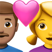 👨🏽‍❤️‍👩 Emoji Liebespaar - Mann: mittlere Hautfarbe, Frau Apple iOS 17.4.