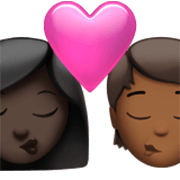 👩🏿‍❤️‍💋‍🧑🏾 Emoji Beijo: Mulher, Pessoa, Pele Escura, Pele Morena Escura na Apple iOS 17.4.