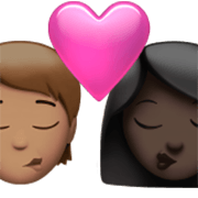 🧑🏽‍❤️‍💋‍👩🏿 Emoji sich küssendes Paar: Person, Frau, mittlere Hautfarbe, dunkle Hautfarbe Apple iOS 17.4.