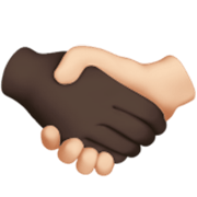 🫱🏿‍🫲🏻 Emoji Handschlag: dunkle Hautfarbe, helle Hautfarbe Apple iOS 17.4.