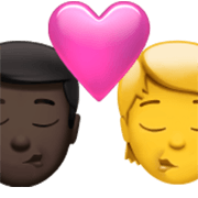 Emoji 👨🏿‍❤️‍💋‍🧑 Bacio Tra Coppia: uomo, persona, Carnagione Scura, Nessun tono della pelle su Apple iOS 17.4.