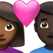 👩🏾‍❤️‍👨🏿 Emoji Liebespaar - Frau: mitteldunkle Hautfarbe, Mann: dunkle Hautfarbe Apple iOS 17.4.