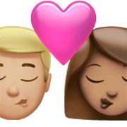👨🏼‍❤️‍💋‍👩🏽 Emoji sich küssendes Paar - Mann: mittelhelle Hautfarbe, Frau: mittlere Hautfarbe Apple iOS 17.4.