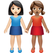 👩🏻‍🤝‍👩🏽 Emoji Duas Mulheres De Mãos Dadas: Pele Clara E Pele Morena na Apple iOS 17.4.