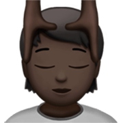 💆🏿 Emoji Persona Recibiendo Masaje: Tono De Piel Oscuro en Apple iOS 17.4.