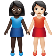 👩🏿‍🤝‍👩🏻 Emoji händchenhaltende Frauen: dunkle Hautfarbe, helle Hautfarbe Apple iOS 17.4.