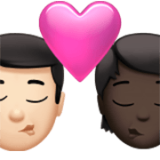 👨🏻‍❤️‍💋‍🧑🏿 Emoji sich küssendes Paar: Mannn, Person, helle Hautfarbe, dunkle Hautfarbe Apple iOS 17.4.