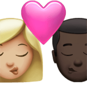 Emoji 👩🏼‍❤️‍💋‍👨🏿 Bacio Tra Coppia - Donna: Carnagione Abbastanza Chiara, Uomo: Carnagione Scura su Apple iOS 17.4.